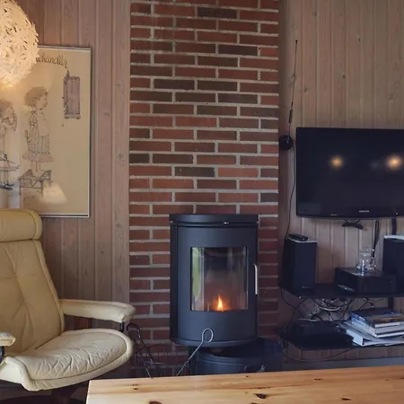 Gorgeous In Tranekaer With Kitchen Holiday home Skattebolle